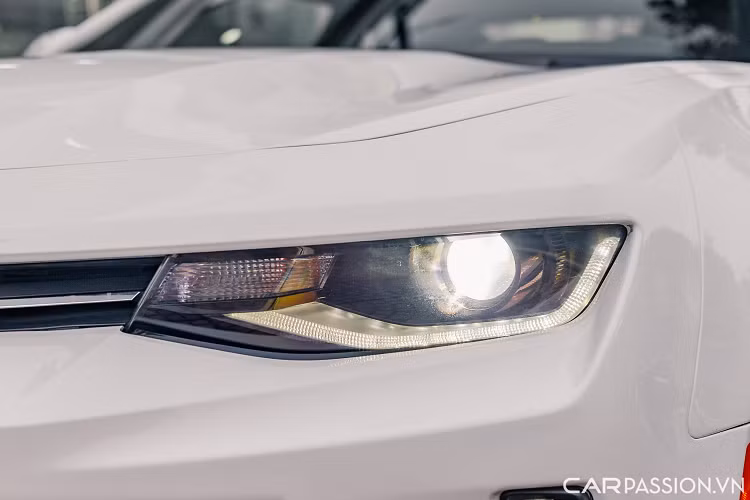 Thân xe dùng nhiều đường gân dập nổi tại cửa xe nhằm tăng tính cơ bắp. Xe sử dụng bộ mâm 5 chấu kép có kích thước 20 inch sơn màu bạc. Cột A có logo Camaro đặc trưng quen thuộc, gương chiếu hậu sơn cùng màu ngoại thất.