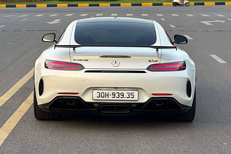 Khối động cơ V8 tăng áp kép này đi kèm hộp số ly hợp kép 7 cấp và hệ dẫn động cầu sau, nó giúp cho Mercedes-AMG GT R chỉ mất hơn 3 giây để tăng tốc từ vị trí xuất phát lên 100 km/h trước khi đạt vận tốc tối đa 318 km/h. 