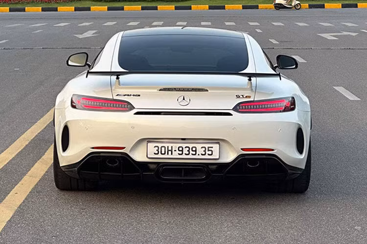 Khối động cơ V8 tăng áp kép này đi kèm hộp số ly hợp kép 7 cấp và hệ dẫn động cầu sau, nó giúp cho Mercedes-AMG GT R chỉ mất hơn 3 giây để tăng tốc từ vị trí xuất phát lên 100 km/h trước khi đạt vận tốc tối đa 318 km/h. 