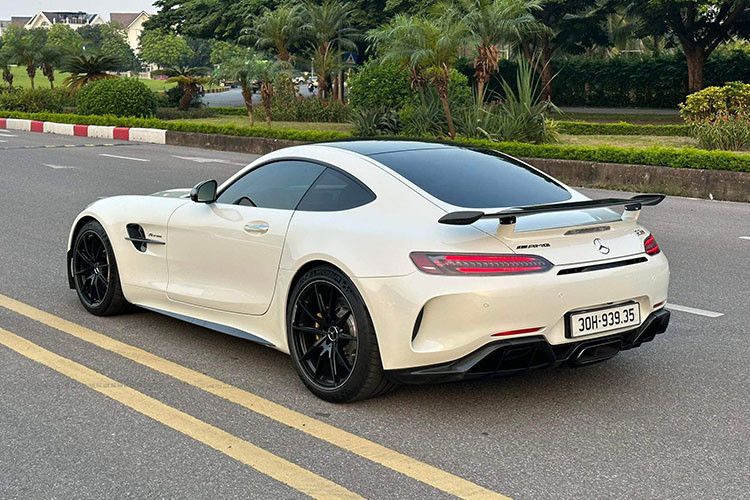 Như vậy, với độ hiếm và việc đã được trang bị nhiều phụ kiện đắt tiền... đã giải thích 1 phần nào thắc mắc của cư dân mạng vì sao xe "lướt" lại có giá rao bán bằng xe mới chính hãng. Chiếc xe Mercedes-AMG GT R đang rao bán, là xe duy nhất có màu trắng được nhập từ Mercedes-benz Việt Nam.
