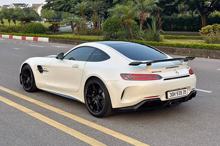 Như vậy, với độ hiếm và việc đã được trang bị nhiều phụ kiện đắt tiền... đã giải thích 1 phần nào thắc mắc của cư dân mạng vì sao xe "lướt" lại có giá rao bán bằng xe mới chính hãng. Chiếc xe Mercedes-AMG GT R đang rao bán, là xe duy nhất có màu trắng được nhập từ Mercedes-benz Việt Nam.