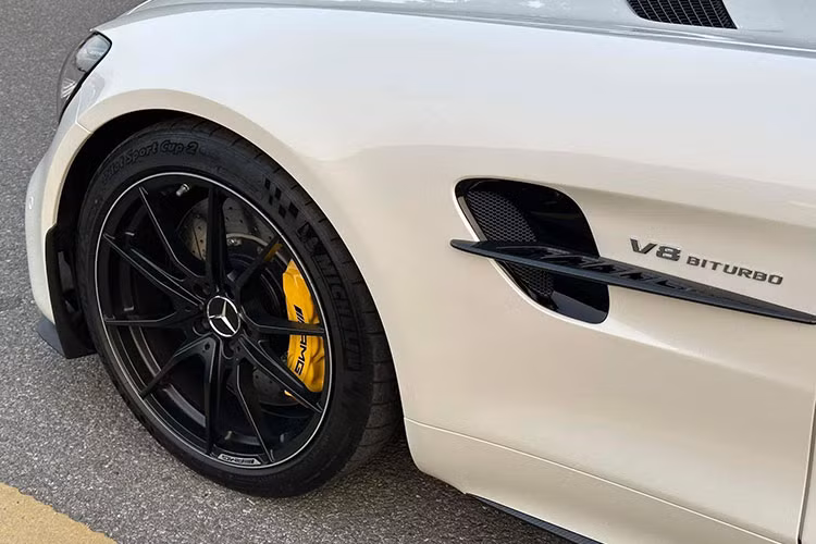 Được biết, giá xe Mercedes-AMG GT R hiện đang bán chính hãng tại Việt Nam từ 11,5 tỷ đồng, chưa bao gồm tùy chọn như màu sơn, gói carbon, ghế ngồi hay chi phí lăn bánh,...
