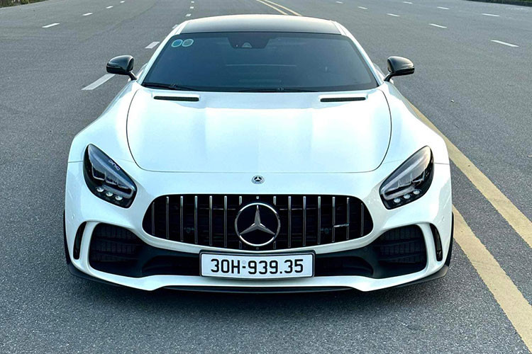 Ngoài các trang bị an toàn cơ bản của Mercedes-Benz, AMG GT R còn có thêm các công nghệ phục vụ cho việc đua gồm hệ thống treo AMG Drive Control, hệ thống lái trợ lực điện thể thao AMG, Khóa vi sai chống trượt cho cầu sau AMG, điều khiển lực kéo 9 cấp độ AMG Traction Control,…