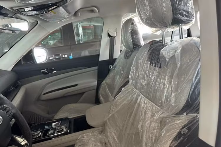 Về nội thất, xe không có các trang bị tiện nghi và cao cấp như hai bản còn lại nhưng vẫn có những tiện ích cơ bản như: vô lăng 3 chấu tích hợp các phím chức năng, màn hình sau vô-lăng kích thước 7 inch, màn hình giải trí trung tâm 12,3 inch, hệ thống âm thanh 6 loa, đề nổ bằng nút bấm, điều hoà tự động hai vùng, núm xoay chuyển số, sạc không dây, phanh tay điện tử...