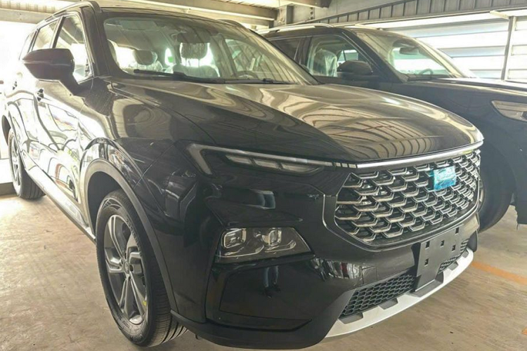 Là bản tiêu chuẩn nhưng ngoại thất của bản Trend không khác gì so với hai bản còn lại. Xe vẫn được trang bị đèn chiếu sáng LED, đèn hậu LED cùng bộ mâm kích thước 18 inch. Các chi tiết mạ chrome xung quanh vẫn được giữ lại.