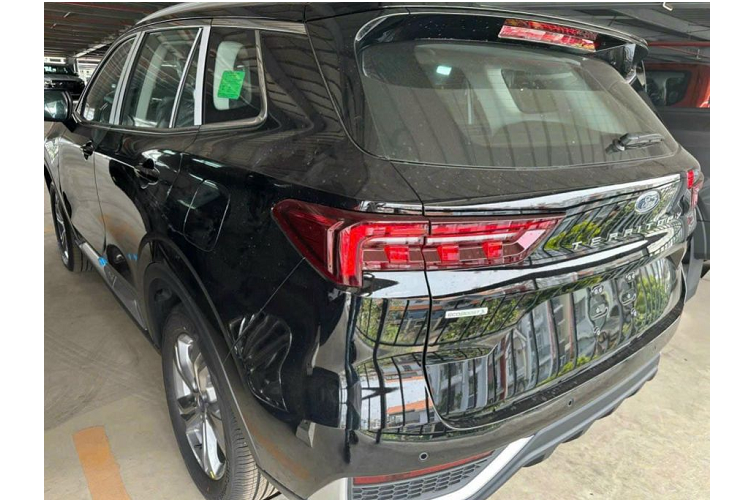 Nằm dưới nắp capo của Ford Territory tại Việt Nam là khối động cơ 1.5L tăng áp, công suất 160 mã lực, mô-men xoắn 248 Nm, kết hợp số tự động 7 cấp và dẫn động cầu trước.