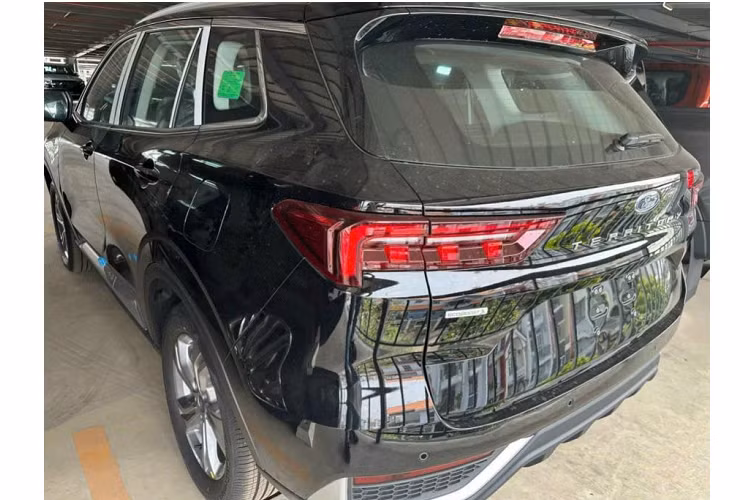 Nằm dưới nắp capo của Ford Territory tại Việt Nam là khối động cơ 1.5L tăng áp, công suất 160 mã lực, mô-men xoắn 248 Nm, kết hợp số tự động 7 cấp và dẫn động cầu trước.