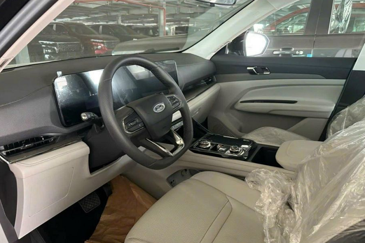 Chiếc xe này vẫn chưa hề lăn bánh, chưa đăng ký biển số. Nhiều chi tiết ngoại thất và nội thất trong xe vẫn còn nguyên bọc ni lông từ nhà sản xuất. Chiếc SUV Ford Territory bản Trend này sở hữu ngoại thất màu đen bóng.