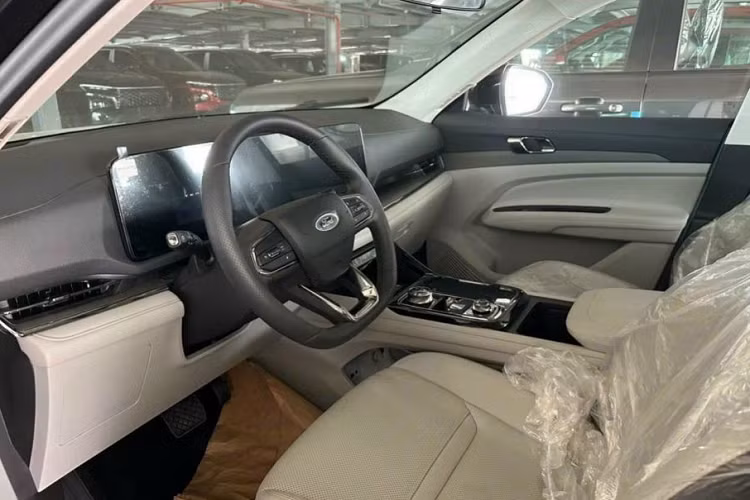 Chiếc xe này vẫn chưa hề lăn bánh, chưa đăng ký biển số. Nhiều chi tiết ngoại thất và nội thất trong xe vẫn còn nguyên bọc ni lông từ nhà sản xuất. Chiếc SUV Ford Territory bản Trend này sở hữu ngoại thất màu đen bóng.