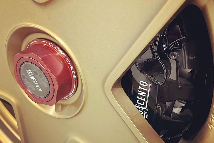 Bên trong nội thất của xe được hoàn thiện với các chất liệu cao cấp như sợi carbon, da, Alcantara và nhôm cùng các trang bị tiện nghi như sạc không dây cảm ứng, kiểm soát hành trình, đèn nội thất ambient, cụm màn hình kỹ thuật số kết hợp analog, lẫy số sau vô lăng bằng nhôm.