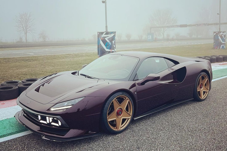 273 Potenza sở hữu hiệu suất vượt trội. Động cơ V8 tăng áp kép, dung tích 3,9 lít tạo ra công suất 710 mã lực, nhưng ZeroACento đã quyết định nâng cấp và công suất được nâng hơn 800 mã lực. Thân xe hoàn toàn làm bằng sợi carbon, mang đến cảm giác lái mạnh mẽ và thú vị.