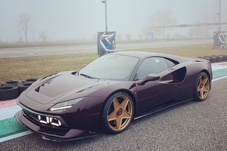 273 Potenza sở hữu hiệu suất vượt trội. Động cơ V8 tăng áp kép, dung tích 3,9 lít tạo ra công suất 710 mã lực, nhưng ZeroACento đã quyết định nâng cấp và công suất được nâng hơn 800 mã lực. Thân xe hoàn toàn làm bằng sợi carbon, mang đến cảm giác lái mạnh mẽ và thú vị.