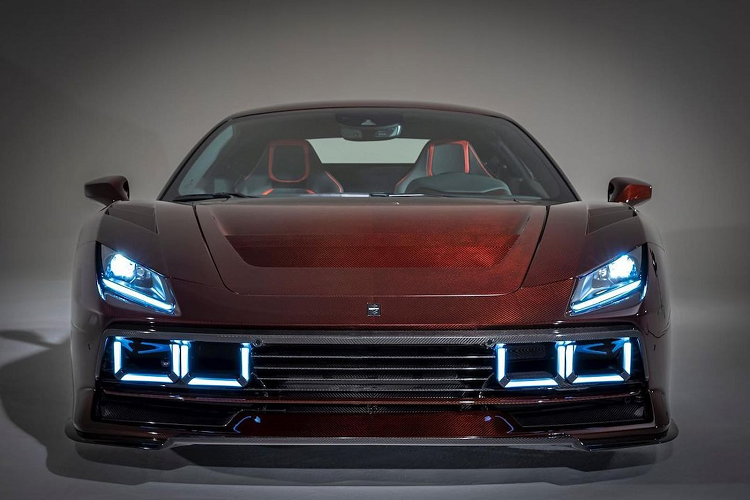 Điểm nhấn là vài lỗ thông hơi ở phần mui xe, chắn bùn và khe hút gió bên hông cùng các hốc nhỏ phía sau kính. Một điểm gợi nhớ về quá khứ là phần đầu xe mũi cá mập và đèn sương mù của Ferrari GTO huyền thoại, ZeroACento đã mô phỏng lại cụm đèn pha 288 GTO bằng các dải LED hình vuông.