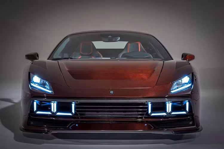 Điểm nhấn là vài lỗ thông hơi ở phần mui xe, chắn bùn và khe hút gió bên hông cùng các hốc nhỏ phía sau kính. Một điểm gợi nhớ về quá khứ là phần đầu xe mũi cá mập và đèn sương mù của Ferrari GTO huyền thoại, ZeroACento đã mô phỏng lại cụm đèn pha 288 GTO bằng các dải LED hình vuông.