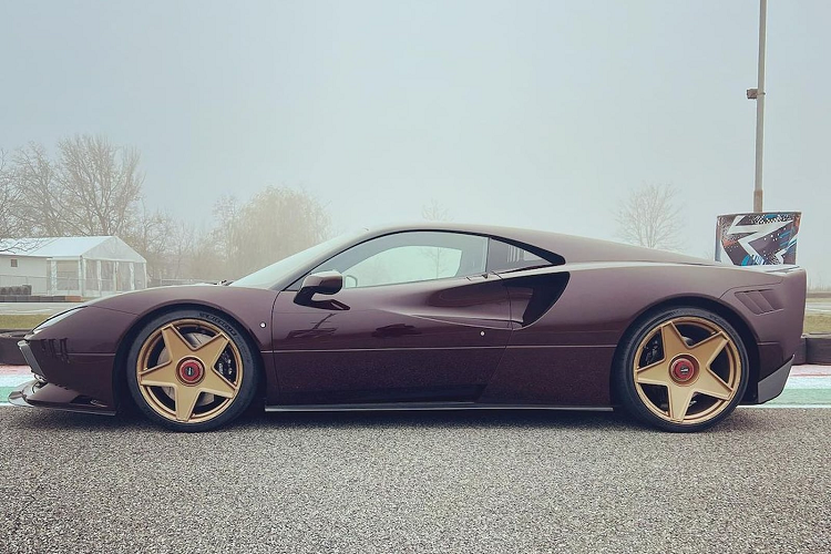 Trong khi đèn pha của mẫu xe cổ điển là dạng pop-up thì bản độ vẫn giữ đèn pha nguyên bản của F8 Tributo vì yếu tố an toàn. Ngoài ra còn có đường dập thân xe tinh tế chạy từ phía trước đến cản sau GTO.