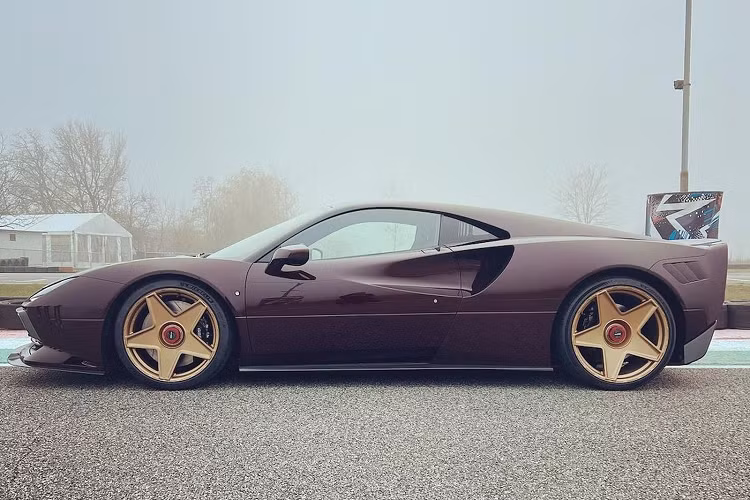 Trong khi đèn pha của mẫu xe cổ điển là dạng pop-up thì bản độ vẫn giữ đèn pha nguyên bản của F8 Tributo vì yếu tố an toàn. Ngoài ra còn có đường dập thân xe tinh tế chạy từ phía trước đến cản sau GTO.