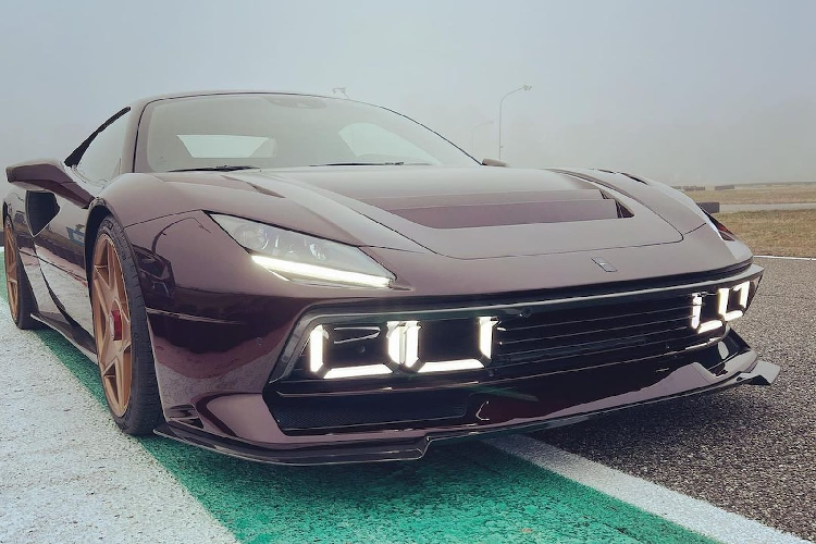 Đã có nhiều kênh truyền thông liên hệ ZeroACento để tìm hiểu rõ hơn về dự án tuyệt vời này, nhưng điều kiện phải trước cuối tuần, bởi người Ý không có khái niệm làm việc thêm giờ. Trở lại với chiếc xe trong bài, ống xả của xe được làm từ titan, thân xe carbon màu đỏ đã nói ở trên và bộ mâm thiết kế 5 chấu kích thước trước 20 inch và sau 21 inch.