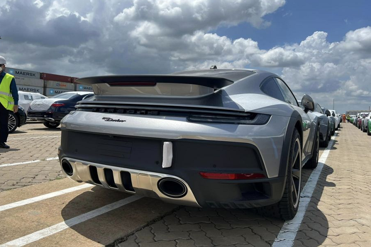 Xe có phần cản trước và sau được lấy cảm hứng từ 911 Turbo S nhưng đã được tinh chỉnh lại, bổ sung thêm ốp gầm cũng như vòm bánh xe làm bằng kim loại. Nắp ca-pô là loại làm bằng sợi carbon gia cường polyme của 911 GT3. Xe được trang bị bộ mâm Dakar kích thước 19 inch ở phía trước và 20 inch ở phía sau, bao bọc bên ngoài bởi lốp Pirelli Scorpion kích thước 245/45 ZR19 và 295/40 ZR20.