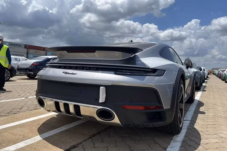 Xe có phần cản trước và sau được lấy cảm hứng từ 911 Turbo S nhưng đã được tinh chỉnh lại, bổ sung thêm ốp gầm cũng như vòm bánh xe làm bằng kim loại. Nắp ca-pô là loại làm bằng sợi carbon gia cường polyme của 911 GT3. Xe được trang bị bộ mâm Dakar kích thước 19 inch ở phía trước và 20 inch ở phía sau, bao bọc bên ngoài bởi lốp Pirelli Scorpion kích thước 245/45 ZR19 và 295/40 ZR20.