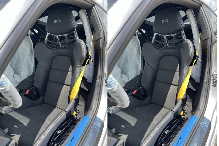 911 Dakar phát triển dựa trên nền tảng của 911 Carrera tiêu chuẩn nhưng được nâng cấp để di chuyển trên nhiều dạng địa hình đặc thù. Chính vì thế, Porsche đã tinh chỉnh lại hệ thống treo trên xe, nâng khoảng sáng gầm xe thêm 80 mm so với các phiên bản 911 thông thường, đạt ngưỡng 200mm – ngang ngửa với một chiếc SUV thực thụ.