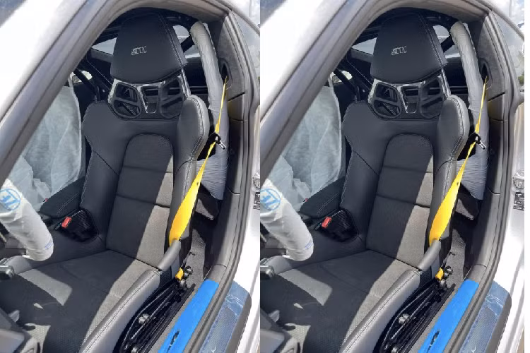 911 Dakar phát triển dựa trên nền tảng của 911 Carrera tiêu chuẩn nhưng được nâng cấp để di chuyển trên nhiều dạng địa hình đặc thù. Chính vì thế, Porsche đã tinh chỉnh lại hệ thống treo trên xe, nâng khoảng sáng gầm xe thêm 80 mm so với các phiên bản 911 thông thường, đạt ngưỡng 200mm – ngang ngửa với một chiếc SUV thực thụ.