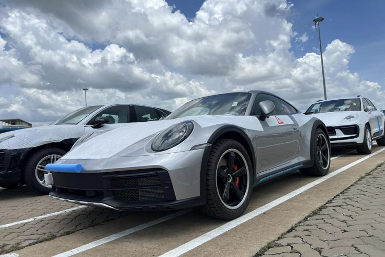 Chiếc Porsche 911 Dakar 2023 mới về nước sở hữu ngoại hình hầm hố và đậm chất off-road với ngoại thất màu ghi bạc ấn tượng. Thông thường, những mẫu xe Porsche 911 Dakar chỉ có hai màu sơn cơ bản là đen và trắng. Nếu muốn đổi màu sơn khác, khách hàng đều phải chi thêm khoảng 176,4 triệu đồng.