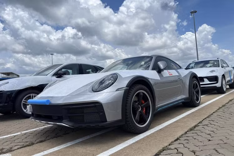 Chiếc Porsche 911 Dakar 2023 mới về nước sở hữu ngoại hình hầm hố và đậm chất off-road với ngoại thất màu ghi bạc ấn tượng. Thông thường, những mẫu xe Porsche 911 Dakar chỉ có hai màu sơn cơ bản là đen và trắng. Nếu muốn đổi màu sơn khác, khách hàng đều phải chi thêm khoảng 176,4 triệu đồng.