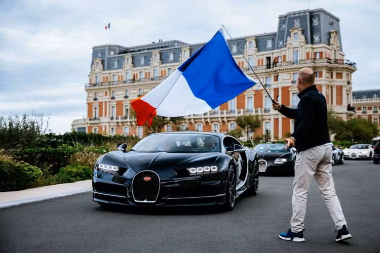 Những chủ nhân đang sở hữu Bugatti có thể sẽ rất ít ai mang xế cưng đến đường đua, nhưng chuyến đi này các chủ nhân Bugatti sẽ dừng chân tại Navarra Circuit. Nơi đây các chủ nhân có thể mang xe vào thử nghiệm sức mạnh và đẩy chiếc xe đến mức giới hạn.