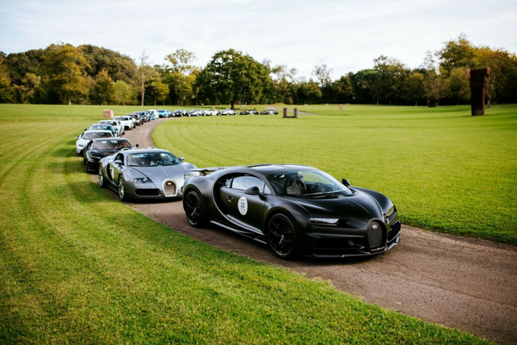 Đội hình siêu xe đáng kinh ngạc sau đó lên đường và vòng quanh vịnh Biscay trước khi vào Tây Ban Nha và dừng chân tại bảo tàng Chillida Leku. Đoàn tiếp tục đi dọc qua các khu đồi xung quanh vịnh trước khi trở về Hôtel Du Palais.