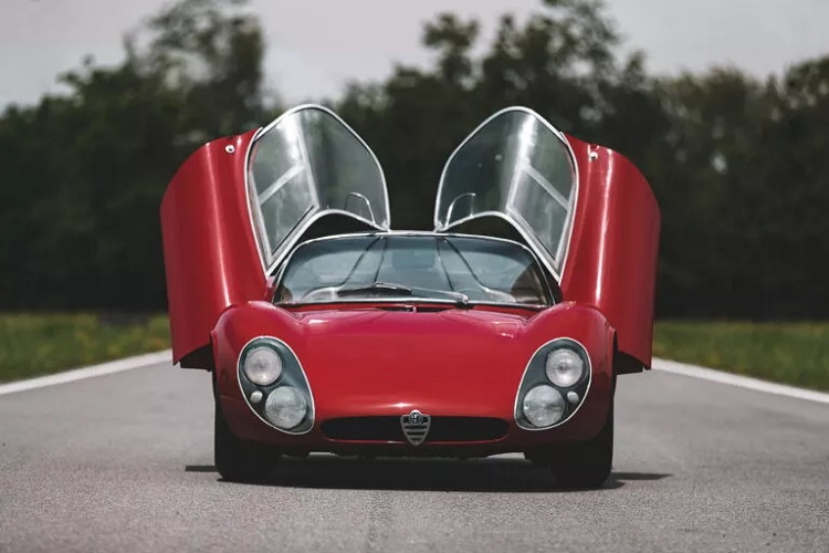 Alfa Romeo tuyên bố cả hai phiên bản động cơ có tốc độ tối đa là 333 km/h (206 mph), khả năng tăng tốc từ 0-100 km/h (0 đến 62 mph) chưa đầy 3 giây. Thông số kỹ thuật về mẫu xe điện Alfa Romeo 33 Stradale vẫn còn ít ỏi, nhưng mẫu xe này có công suất 750 mã lực (559 kW) và phạm vi hoạt động WLTP là 450 km (280 dặm).