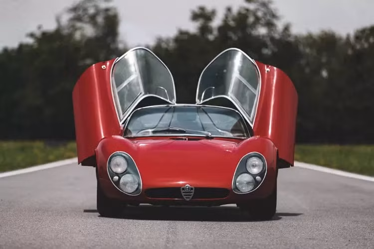 Alfa Romeo tuyên bố cả hai phiên bản động cơ có tốc độ tối đa là 333 km/h (206 mph), khả năng tăng tốc từ 0-100 km/h (0 đến 62 mph) chưa đầy 3 giây. Thông số kỹ thuật về mẫu xe điện Alfa Romeo 33 Stradale vẫn còn ít ỏi, nhưng mẫu xe này có công suất 750 mã lực (559 kW) và phạm vi hoạt động WLTP là 450 km (280 dặm).
