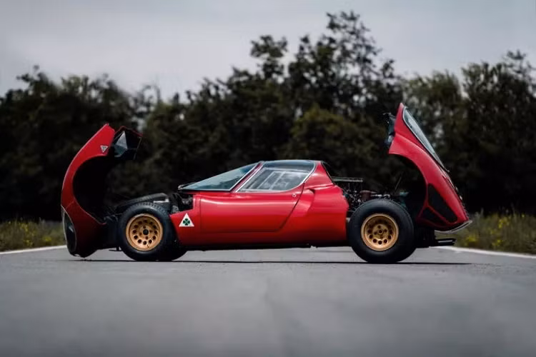 Chỉ có 18 xe được sản xuất, trong đó có 5 xe được hãng chỉnh sửa từ phiên bản concept. Alfa Romeo 33 Stradale cổ đã trở thành tượng đài siêu xe của nước Ý và đến nay chỉ còn vài chiếc gần như nguyên vẹn. Trở lại với siêu phẩm đầu bảng - Alfa Romeo 33 Stradale thế hệ mới được thiết kế mang đến cho người lái hiệu suất đua đường trường, 33 Stradale thế hệ mới trang bị động cơ tăng áp kép V6 hoặc hệ thống hoàn toàn bằng điện.