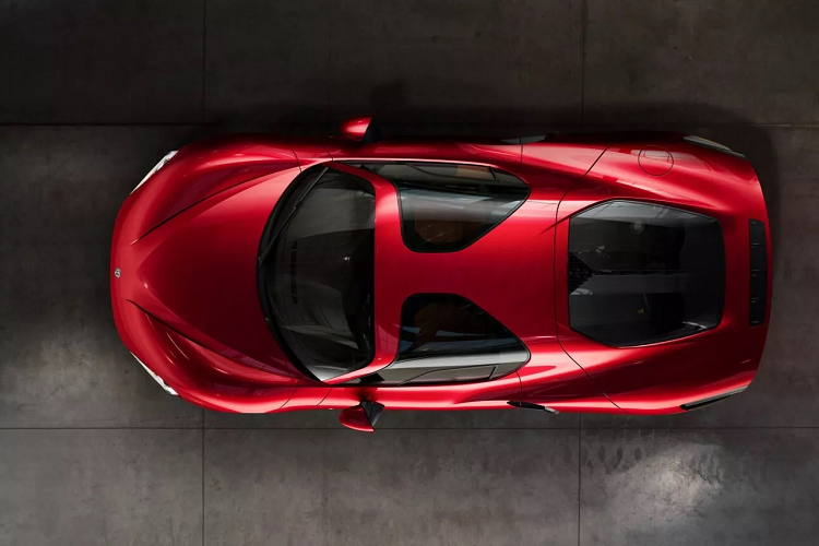 Giống như mẫu xe kinh điển trước đó, 33 Stradale mới sẽ mang lại cảm giác đua xe thể thao thực sự. Xe được phát triển tại sân thử Balocco của Alfa Romeo - Ý với sự giúp đỡ của tay đua F1 - Valtteri Bottas. Hai chế độ lái đảm bảo người lái thực sự có thể sử dụng 33 Stradale. Đầu tiên là "Strada", theo tiếng Ý có nghĩa là "đường phố", giúp chiếc xe trở nên thoải mái và êm ái nhất có thể, đồng thời giữ cho ống xả yên tĩnh, trừ khi bạn đạp ga đẩy vòng tua máy trên 5.000 vòng/phút.