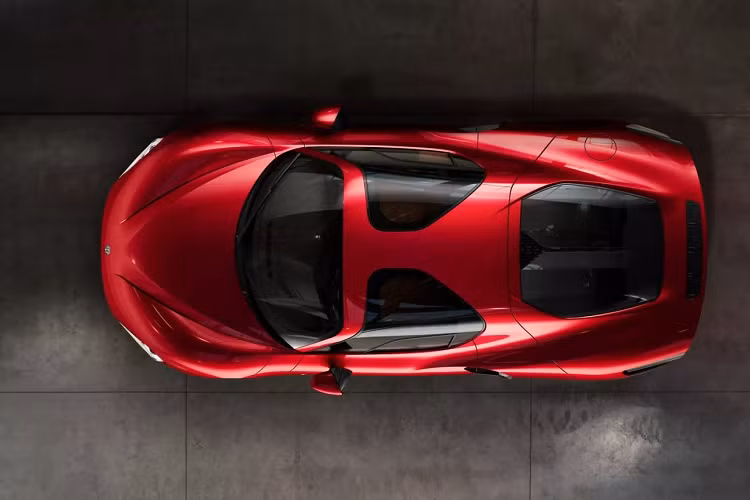 Giống như mẫu xe kinh điển trước đó, 33 Stradale mới sẽ mang lại cảm giác đua xe thể thao thực sự. Xe được phát triển tại sân thử Balocco của Alfa Romeo - Ý với sự giúp đỡ của tay đua F1 - Valtteri Bottas. Hai chế độ lái đảm bảo người lái thực sự có thể sử dụng 33 Stradale. Đầu tiên là "Strada", theo tiếng Ý có nghĩa là "đường phố", giúp chiếc xe trở nên thoải mái và êm ái nhất có thể, đồng thời giữ cho ống xả yên tĩnh, trừ khi bạn đạp ga đẩy vòng tua máy trên 5.000 vòng/phút.