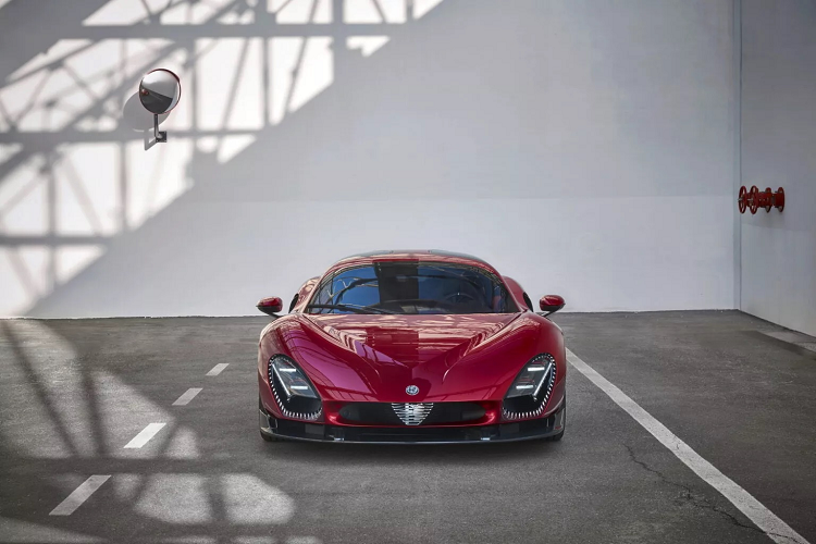 Mức giá xe Alfa Romeo 33 Stradale không được chi sẻ, nhưng ước tính nó sẽ có giá hơn 1 triệu USD. Một số lời đồn còn cho rằng để sở hữu xe cần bỏ ra 2,8 triệu USD. Dominique cũng chia sẻ rằng việc sản xuất 33 Stradale dự kiến sẽ bắt đầu vào ngày 24/6/2024, trùng với kỷ niệm 114 năm của Alfa Romeo. Việc giao xe sẽ diễn ra vào tháng 12/2024.