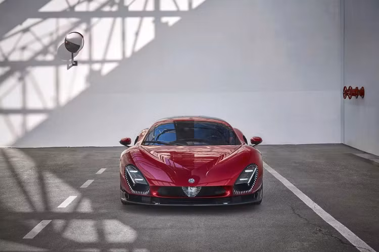 Mức giá xe Alfa Romeo 33 Stradale không được chi sẻ, nhưng ước tính nó sẽ có giá hơn 1 triệu USD. Một số lời đồn còn cho rằng để sở hữu xe cần bỏ ra 2,8 triệu USD. Dominique cũng chia sẻ rằng việc sản xuất 33 Stradale dự kiến sẽ bắt đầu vào ngày 24/6/2024, trùng với kỷ niệm 114 năm của Alfa Romeo. Việc giao xe sẽ diễn ra vào tháng 12/2024.