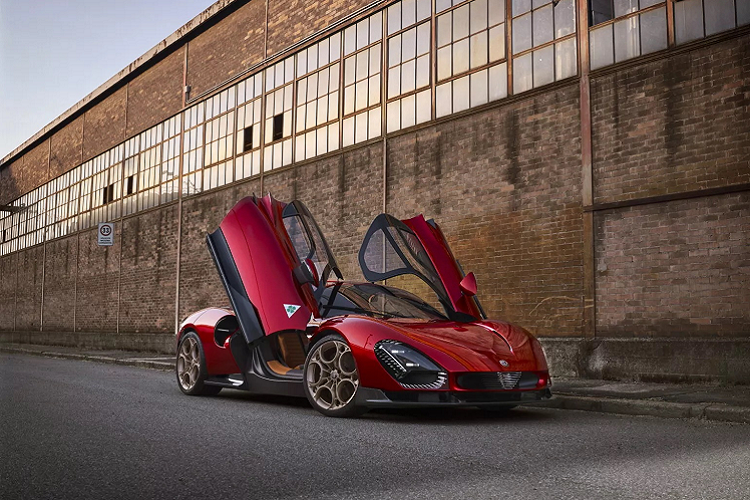 Trong khi đó, động cơ V6 tăng áp kép sản sinh công suất 620 mã lực (462 kW), tương tự như Maserati MC20 mà Alfa chia sẻ hầu hết phần cứng, trong đó có cả khung gầm. Kết hợp hộp số ly hợp kép 8 cấp và bộ vi sai trượt giới hạn điện tử. Hệ thống treo chủ động của Alfa Romeo 33 Stradale 2024 có thể nâng hoặc hạ phần đầu xe để vượt qua các gờ giảm tốc.