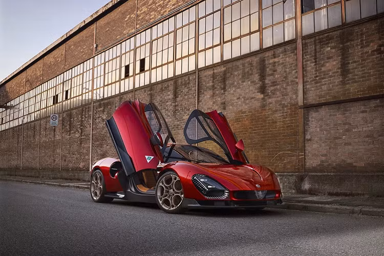 Trong khi đó, động cơ V6 tăng áp kép sản sinh công suất 620 mã lực (462 kW), tương tự như Maserati MC20 mà Alfa chia sẻ hầu hết phần cứng, trong đó có cả khung gầm. Kết hợp hộp số ly hợp kép 8 cấp và bộ vi sai trượt giới hạn điện tử. Hệ thống treo chủ động của Alfa Romeo 33 Stradale 2024 có thể nâng hoặc hạ phần đầu xe để vượt qua các gờ giảm tốc.