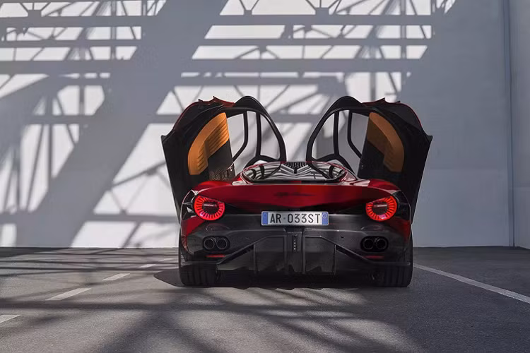 Hệ thống treo được gắn vào khung chữ H và khung gầm liền khối bằng sợi carbon, đảm bảo độ nhẹ và chắc chắn. Phần nóc xe được làm từ sợi carbon và bộ nâng đỡ cửa mở cánh bướm cổ điển bằng nhôm. Để giữ trọng lượng ở mức thấp nhất có thể, khung cửa sổ được làm bằng sợi carbon và các tấm thân xe được làm bằng nhựa polycarbonate.