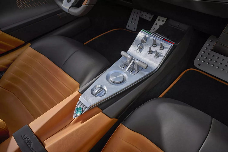 33 xe Alfa Romeo 33 Stradale sẽ được bán ngoài khu vực châu Âu. Một số xe đã đến Bắc Mỹ và khu vực khác. Tuy nhiên, Alfa Romeo không tiết lộ cụ thể số lượng khách hàng ở từng khu vực. Sau khi ra mắt 33 Stradale, Motor1.com đã trao đổi với Larry Dominique - Phó chủ tịch cấp cao của Alfa Romeo và người đứng đầu các hoạt động ở Bắc Mỹ cho thấy tham vọng của họ về xe chạy hoàn toàn bằng điện.