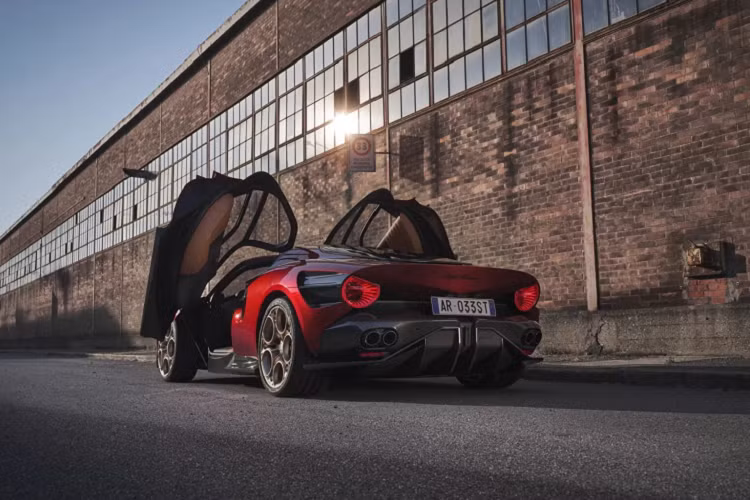 Không giống như hầu hết các mẫu xe hiện đại, Alfa Romeo quyết định không đặt nút Quadrifoglio trên vô lăng cũng như bất kỳ nút nào khác. Vô lăng được thiết kế đơn giản để không làm bất cứ việc gì ngoài đánh lái. Các nút bấm tiện ít khác được Alfa Romeo bố trí vào bảng điều khiển trung tâm và lấy cảm hứng từ ngành hàng không. Phần trần xe được bọc Alcantara.