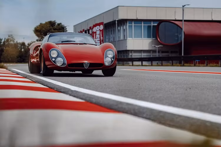 Nhắc một chút về siêu phẩm xe cổ Alfa Romeo 33 Stradale ra mắt lần đầu vào năm 1967 và trở thành mẫu xe cực kỳ hot. Không chỉ được biết đến là một trong những mẫu siêu xe đầu tiên trên thế giới, mà 33 Stradale còn là mẫu xe có giá đắt đỏ bậc nhất.