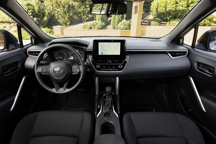 Tại thị trường Mỹ, Toyota Corolla Cross Hybrid 2023 có 3 bản trang bị, bao gồm S, SE và XSE. Dù ở bản nào, xe cũng dùng hệ dẫn động 4 bánh toàn thời gian tiêu chuẩn. Bên cạnh đó, Toyota Corolla Cross Hybrid 2023 bản S và SE còn đi kèm vành hợp kim 17 inch, đèn pha LED cũng như hệ thống treo tinh chỉnh theo hướng thể thao.