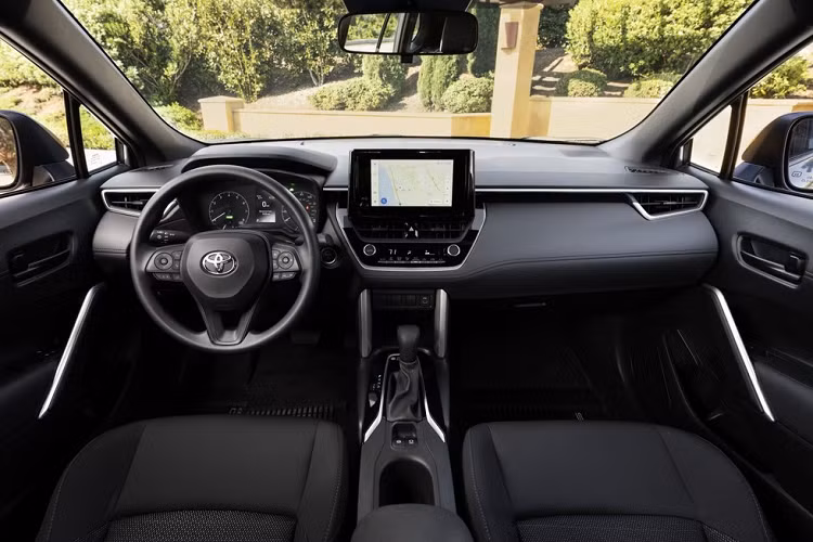 Tại thị trường Mỹ, Toyota Corolla Cross Hybrid 2023 có 3 bản trang bị, bao gồm S, SE và XSE. Dù ở bản nào, xe cũng dùng hệ dẫn động 4 bánh toàn thời gian tiêu chuẩn. Bên cạnh đó, Toyota Corolla Cross Hybrid 2023 bản S và SE còn đi kèm vành hợp kim 17 inch, đèn pha LED cũng như hệ thống treo tinh chỉnh theo hướng thể thao.