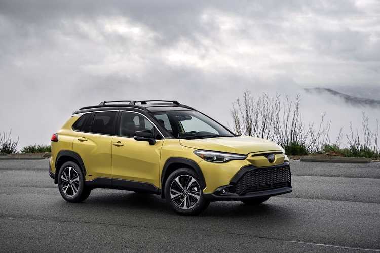 Ngoài ra, hệ truyền động hybrid này còn đi kèm cụm pin lithium-ion nâng cấp nhẹ hơn và gọn hơn. Trong khi đó, Toyota Corolla Cross Hybrid tại Việt Nam chỉ được trang bị pin niken hydrua kim loại (Ni-MH) công nghệ cũ. Pin nằm bên dưới ghế sau nhằm không ảnh hưởng đến khoang hành khách và khoang hành lý của xe.