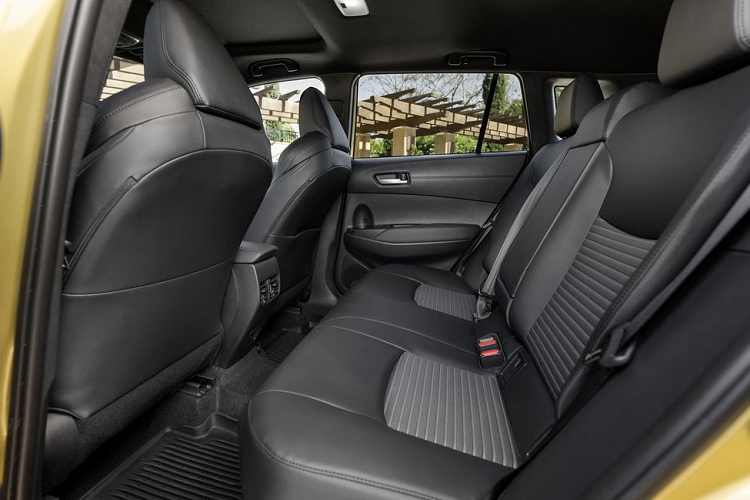 Cụ thể, Toyota Corolla Cross Hybrid 2023 tại Mỹ sở hữu hệ truyền động hybrid thế hệ thứ 5 của hãng xe Nhật Bản, bao gồm máy xăng 4 xi-lanh thẳng hàng, dung tích 2.0L và mô-tơ điện, tạo công suất tối đa 196 mã lực. Nhờ đó, xe có thể tăng tốc từ 0-100 km/h trong thời gian 8 giây và tiêu thụ lượng xăng trung bình chỉ 5,6 lít/100 km.