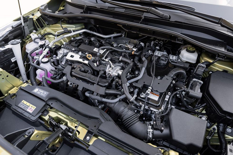 Theo đó, Toyota Corolla Cross Hybrid 2023 tại Mỹ có giá dao động từ 29.305 - 32.400 USD, bao gồm 1.335 USD chi phí vận chuyển và giao xe. Như thông tin đã đưa, mẫu SUV hạng B này ở thị trường Mỹ được trang bị hệ truyền động hybrid khác biệt so với xe đang bán tại Việt Nam.