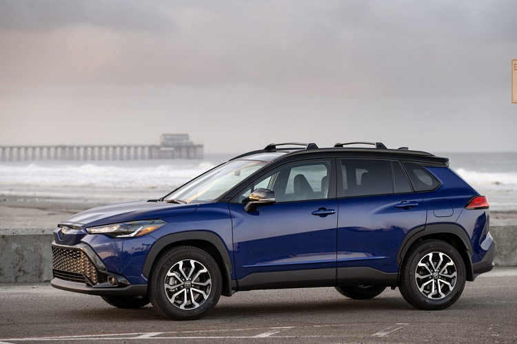 Trong khi đó, trang bị an toàn của Toyota Corolla Cross Hybrid 2023 không có gì khác biệt ở 3 bản trang bị. Hãng Toyota cung cấp hệ thống trợ lái nâng cao Safety Sense 3.0 tiêu chuẩn cho mẫu SUV cỡ B này tại thị trường Mỹ, bao gồm những tính năng như cảnh báo điểm mù, cảnh báo phương tiện cắt ngang khi lùi, cảnh báo tiền va chạm tích hợp phát hiện người đi bộ và cảnh báo lệch làn đường kiêm hỗ trợ đánh lái.