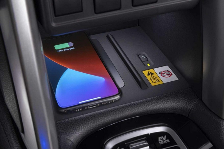 Bên trong 2 bản thấp của xe xuất hiện màn hình cảm ứng trung tâm 8 inch, hỗ trợ Apple CarPlay/Android Auto không dây, tính năng cập nhật phần mềm qua WiFi, ghế bọc nỉ không có sưởi, sạc điện thoại không dây và bảng đồng hồ analog với màn hình đa thông tin cỡ nhỏ ở giữa.