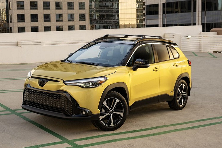 Vào hồi tháng 6 năm ngoái, hãng Toyota đã chính thức vén màn phiên bản hybrid của dòng xe Corolla Cross tại thị trường Mỹ. Mãi đến nay, hãng xe Nhật Bản mới công bố giá xe Toyota Corolla Cross Hybrid 2023.